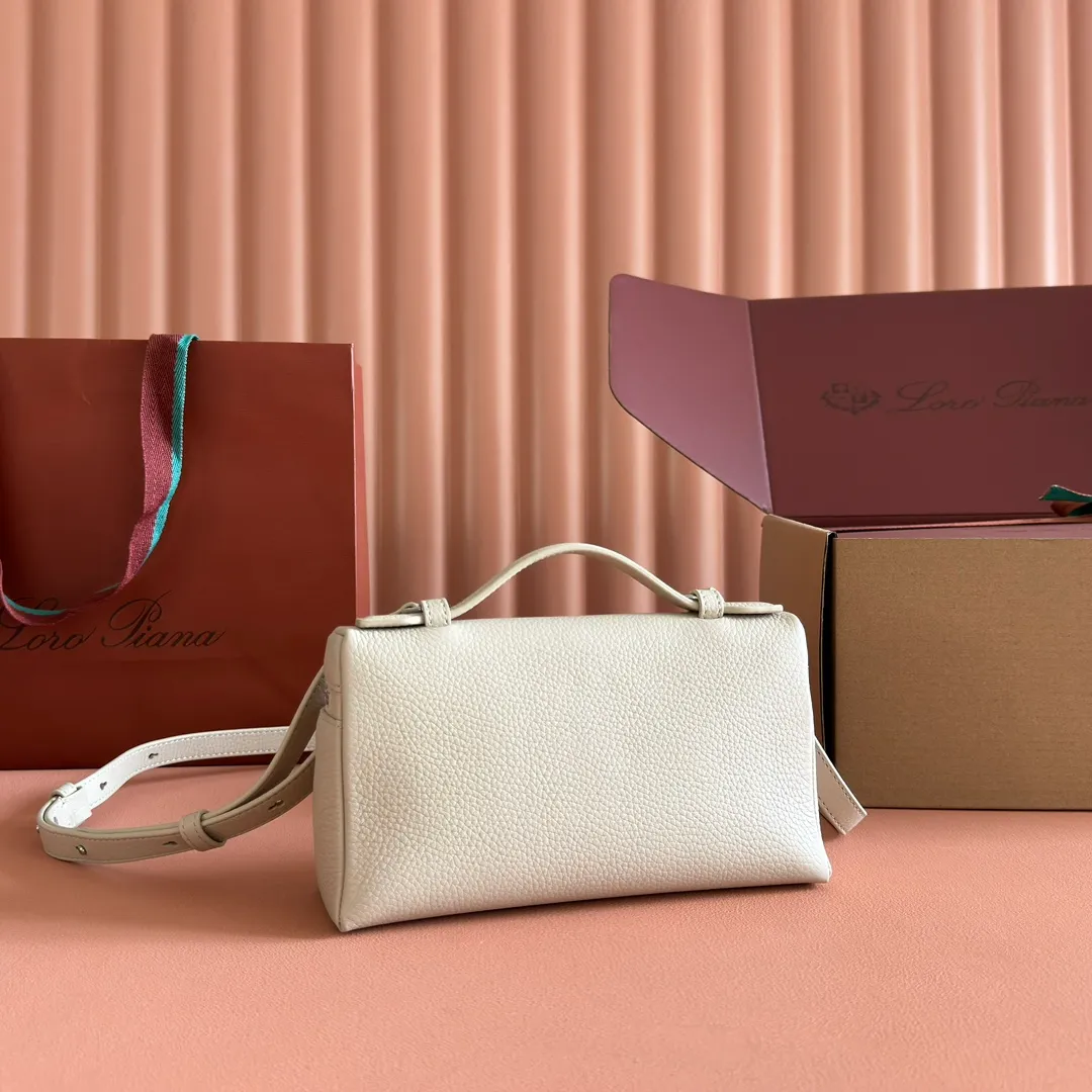 p1160💋💋💋【Original leather configuration counter complete set of packaging】 𝐋𝐨𝐫𝐨 𝐏𝐢𝐚𝐧@ Extra pocket L19 series handbag/crossbody bag, all steel, the most comfortable life is the undefined life, just like loro The material design of pian@ does not require complicated design styles. The simple and soft outline is elegant and durable, like an exquisite cosmetic case, which perfectly balances appearance and functionality. The leather is delicate and feels as soft as butter. The small bag has a large capacity. It is not only portable with a thin shoulder strap, but can also be worn cross-body. Sisters who have a special liking for minimalist style can buy it. It is simple and versatile. The simpler, the more different. Stars and Instagram celebrities are all planting it. There are two sizes of 19 cm and 27 cm. One is exquisite and casual, and the other is elegant and grand. Size: Small: length 19×width 7×height 12cm (